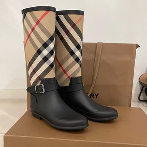 Burberry rain boots new never worn!!!